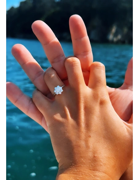 Anel ANDREA em ouro branco 18K e roseta de diamantes.