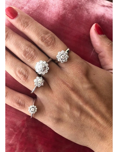 Anel ANDREA em ouro branco 18K e roseta de diamantes. Anel ANDREA em ouro branco 18K e roseta de diamantes.