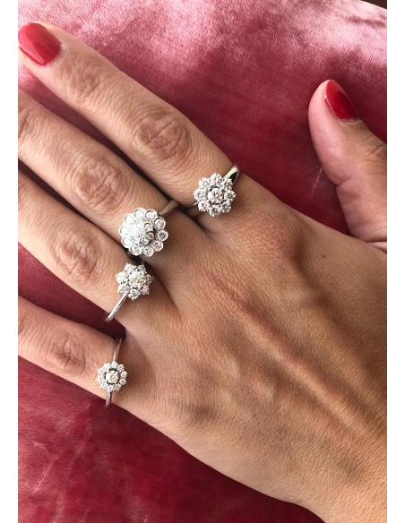 Anel ANDREA em ouro branco 18K e roseta de diamantes.