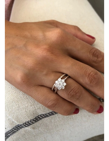 Bague ANDREA or blanc 18 carats et rosette de diamants.