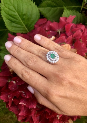 Anel ELIZABETH em ouro branco de 18K com dupla roseta de diamantes de lapidação brilhante e esmeralda de corte oval 2