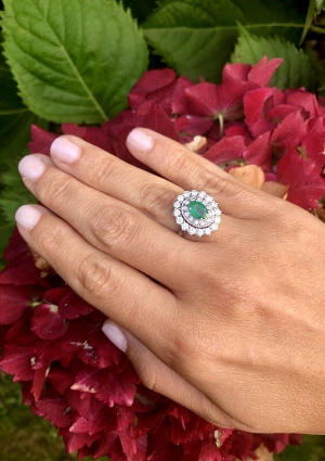 ELIZABETH 18K white gold with brilliant cut diamonds crowned by a colombian emerald 2