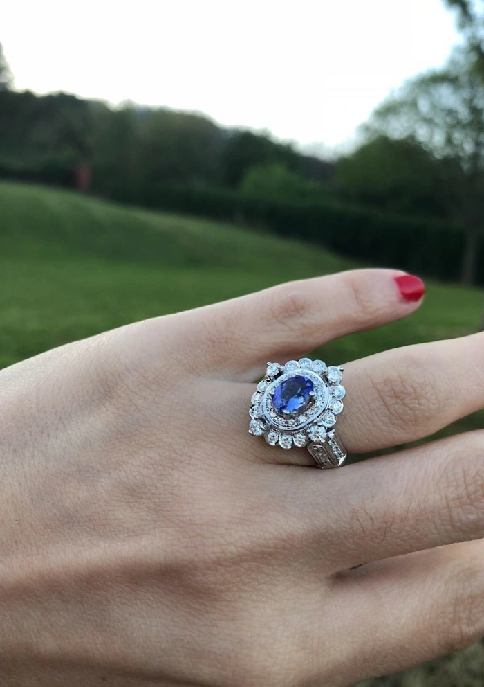 Anel ROSA em ouro branco 18K com diamantes e tanzanita.