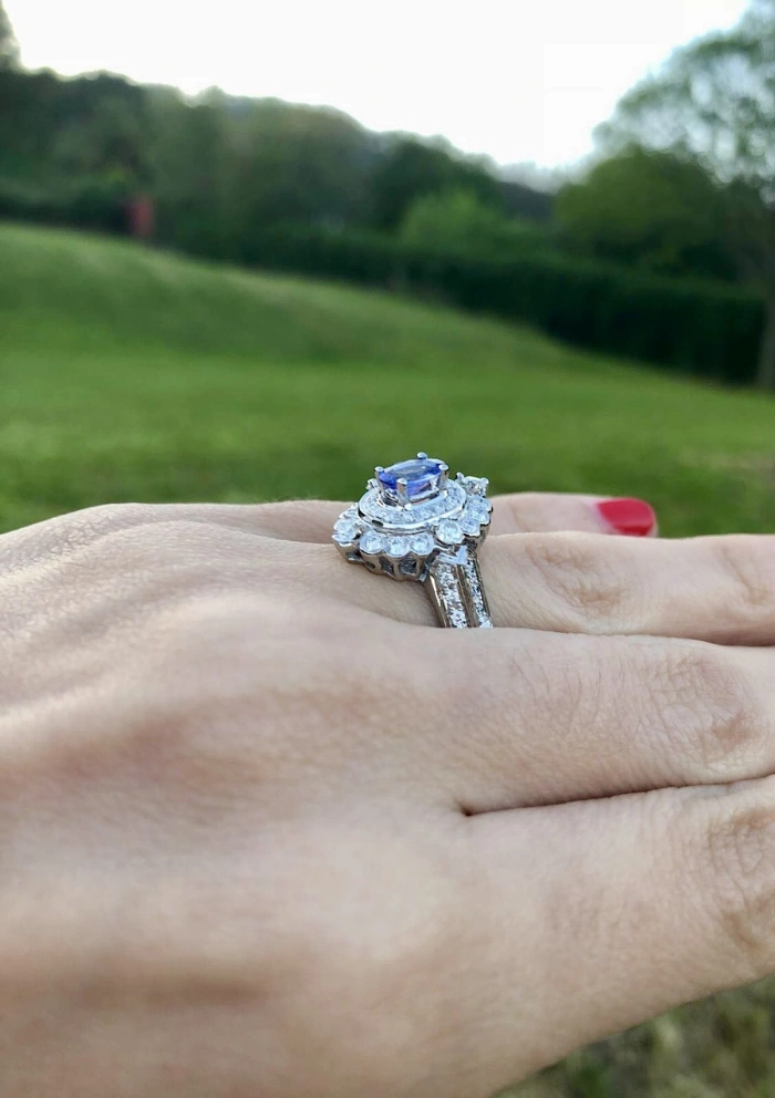 Anel ROSA em ouro branco 18K com diamantes e tanzanita.
