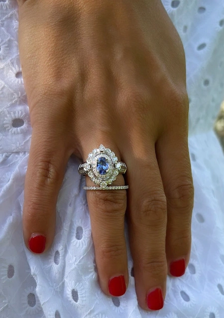 Anel ROSA em ouro branco 18K com diamantes e tanzanita.