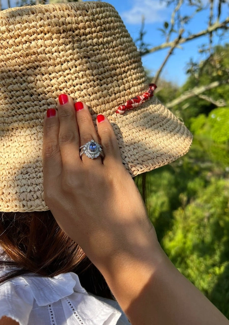 Anel ROSA em ouro branco 18K com diamantes e tanzanita.