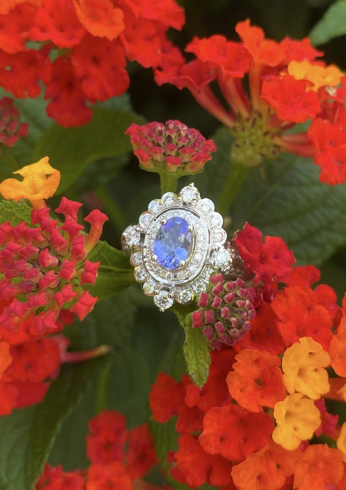 Anel ROSA em ouro branco 18K com diamantes e tanzanita.