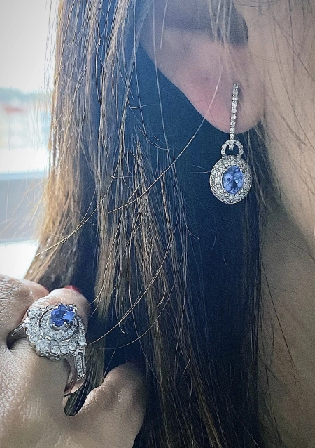 Anel ROSA em ouro branco 18K com diamantes e tanzanita.