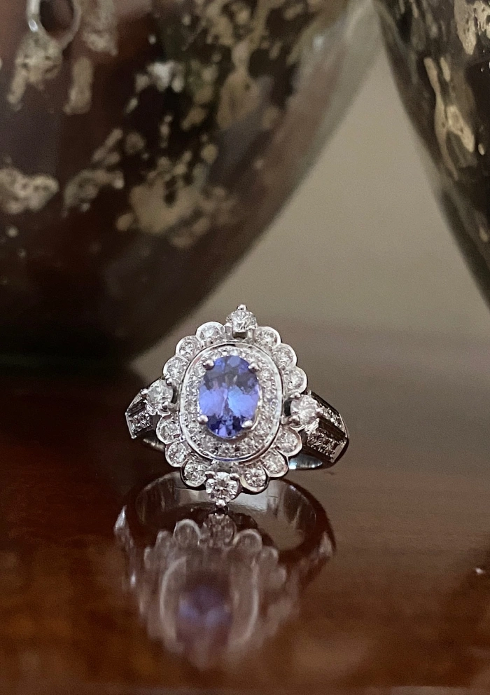 Anel ROSA em ouro branco 18K com diamantes e tanzanita.