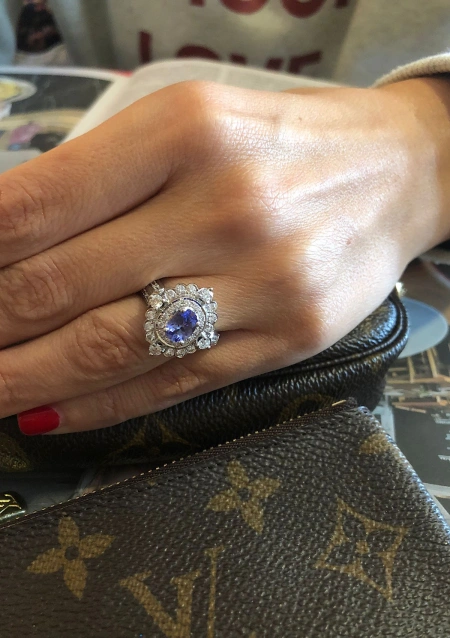 Anel ROSA em ouro branco 18K com diamantes e tanzanita.