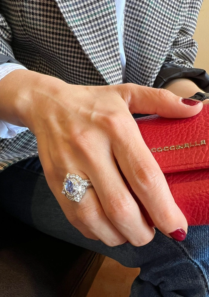 Anel ROSA em ouro branco 18K com diamantes e tanzanita.
