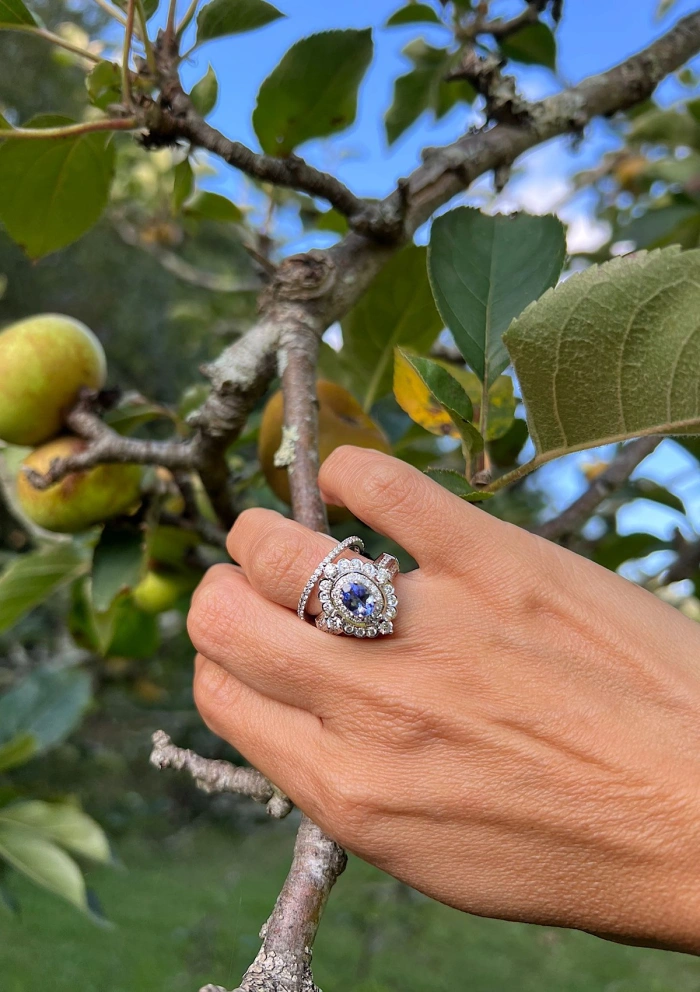 Anel ROSA em ouro branco 18K com diamantes e tanzanita.