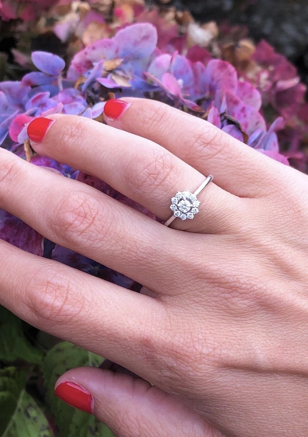 Anillo SANDRA en oro blanco 18K con roseta de diamantes talla brillante 2