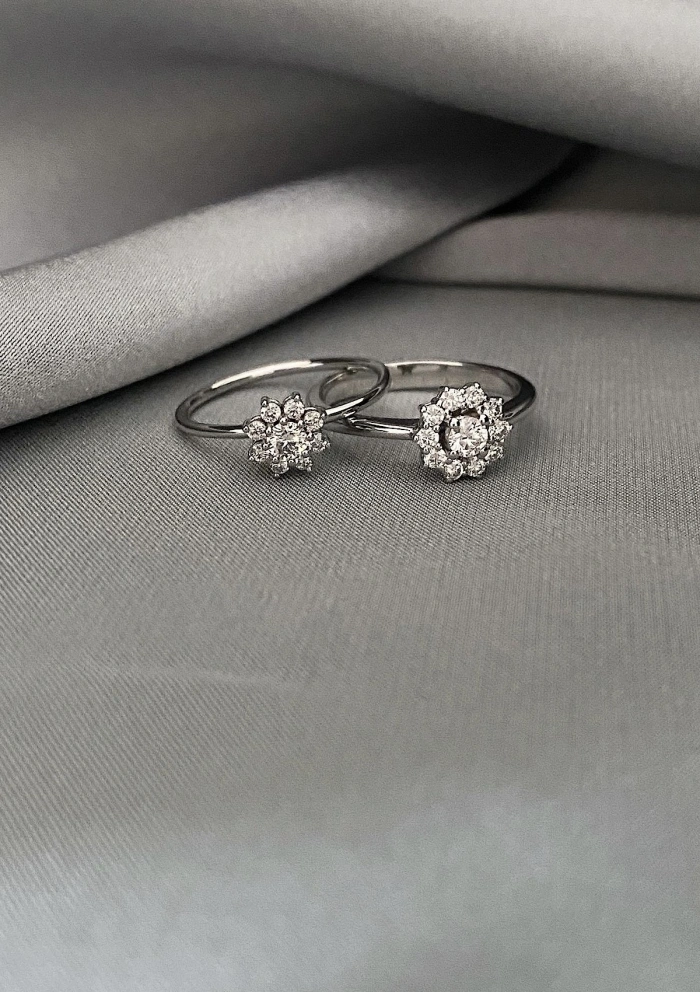 SANDRA 18K white gold brilliant cut diamonds rosette ring.