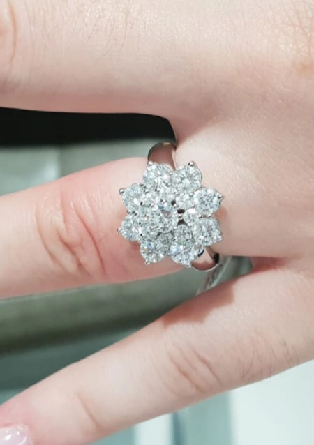 Anillo HORTENSIA en oro blanco de 18K y gran roseta de diamantes|Anillos de Compromiso|Godiam Alta Joyería
