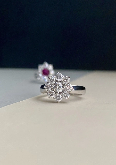 Anillo IRIA en oro blanco de 18K y roseta de diamantes|Anillos de Compromiso|Godiam Alta Joyería