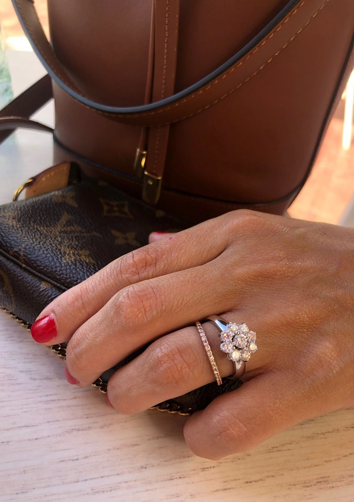 Anillo IRIA en oro blanco de 18K y roseta de diamantes|Anillos de Compromiso|Godiam Alta Joyería