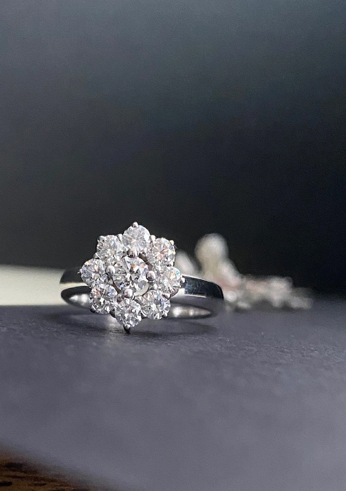Anillo IRIA en oro blanco de 18K y roseta de diamantes|Anillos de Compromiso|Godiam Alta Joyería