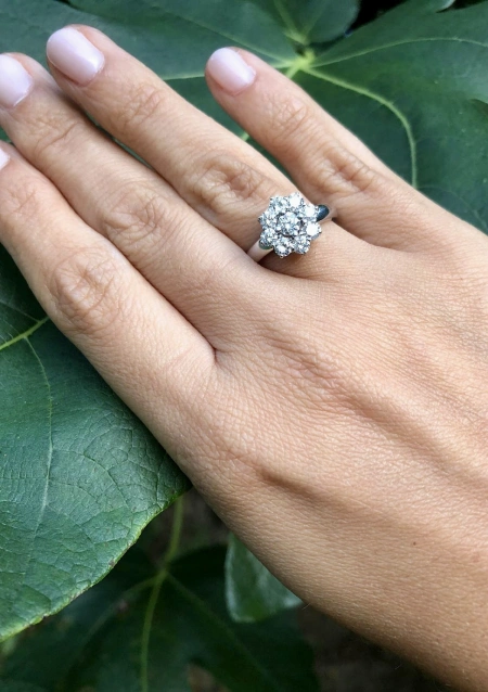 Anillo IRIA en oro blanco de 18K y roseta de diamantes|Anillos de Compromiso|Godiam Alta Joyería