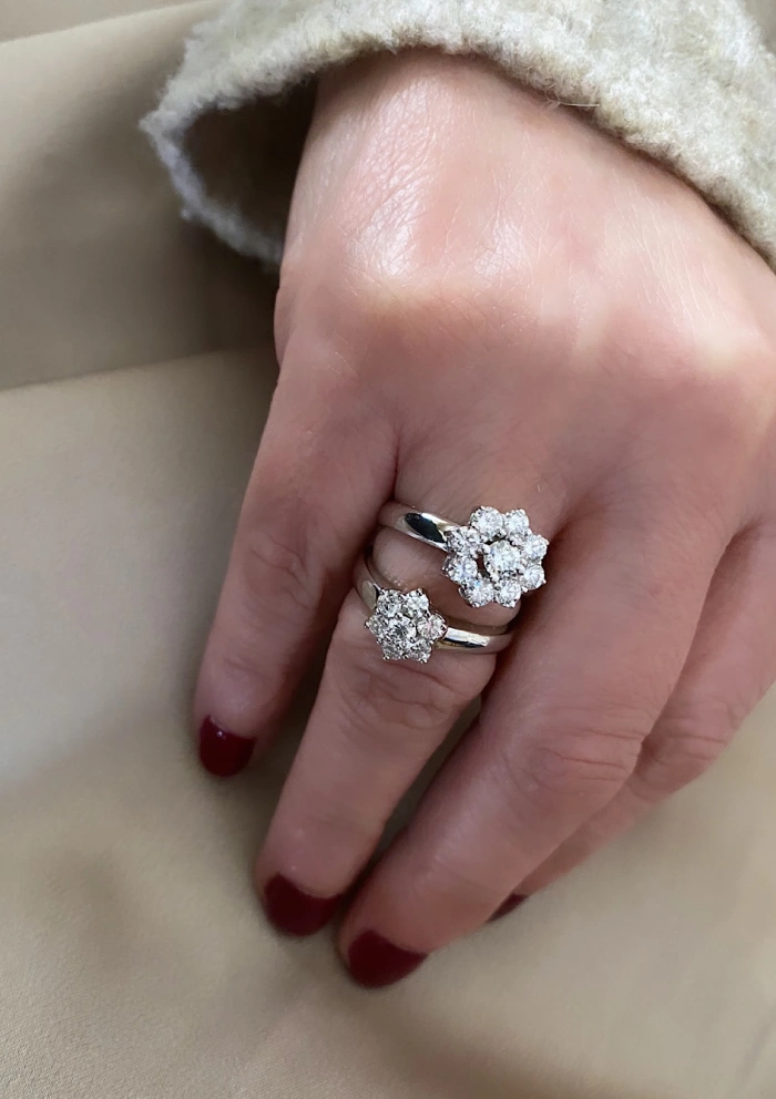 Anillo IRIA en oro blanco de 18K y roseta de diamantes|Anillos de Compromiso|Godiam Alta Joyería