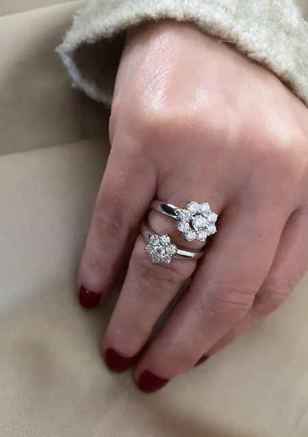 Anillo IRIA en oro blanco de 18K y roseta de diamantes|Anillos de Compromiso|Godiam Alta Joyería