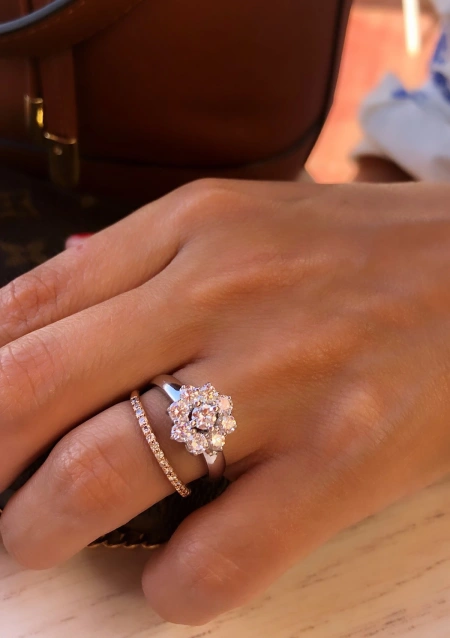 Anillo IRIA en oro blanco de 18K y roseta de diamantes|Anillos de Compromiso|Godiam Alta Joyería