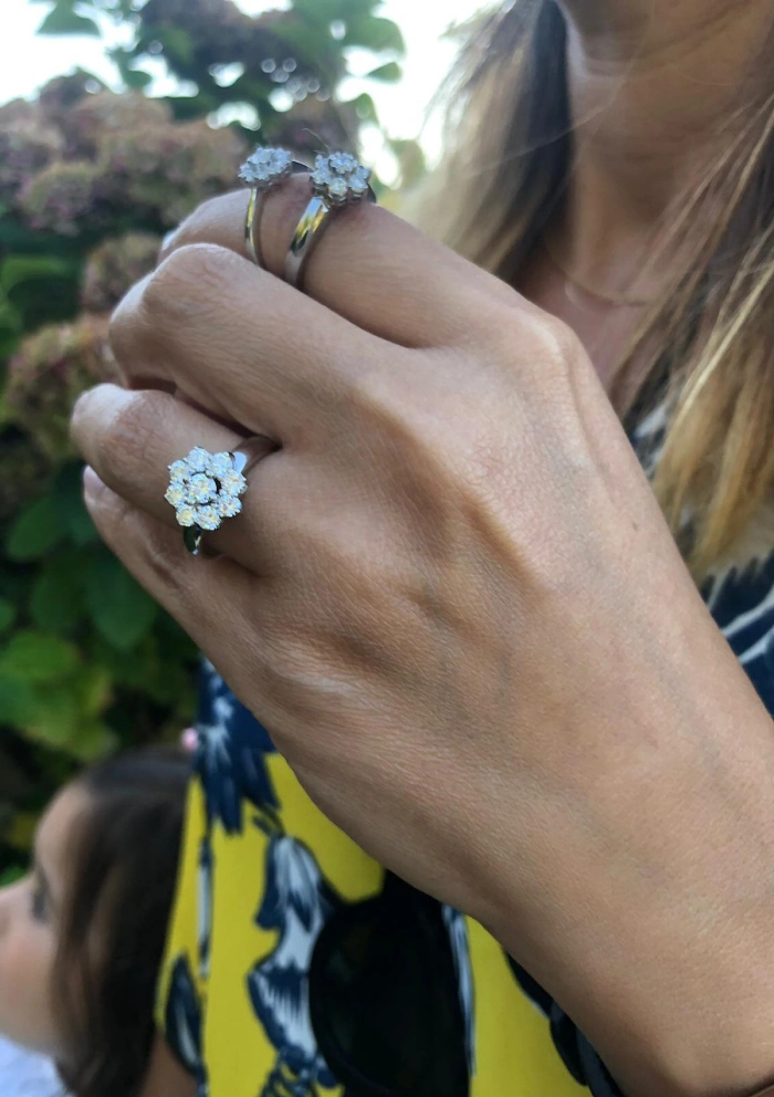 Anillo IRIA en oro blanco de 18K y roseta de diamantes|Anillos de Compromiso|Godiam Alta Joyería