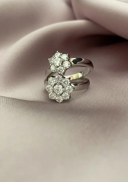 Anillo IRIA en oro blanco de 18K y roseta de diamantes|Anillos de Compromiso|Godiam Alta Joyería