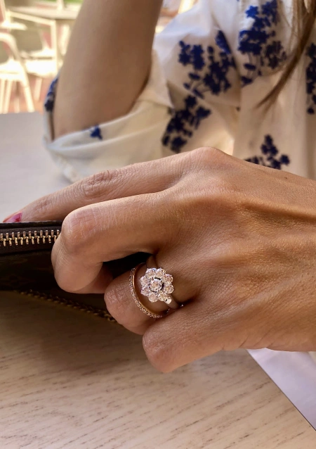 Anillo IRIA en oro blanco de 18K y roseta de diamantes|Anillos de Compromiso|Godiam Alta Joyería