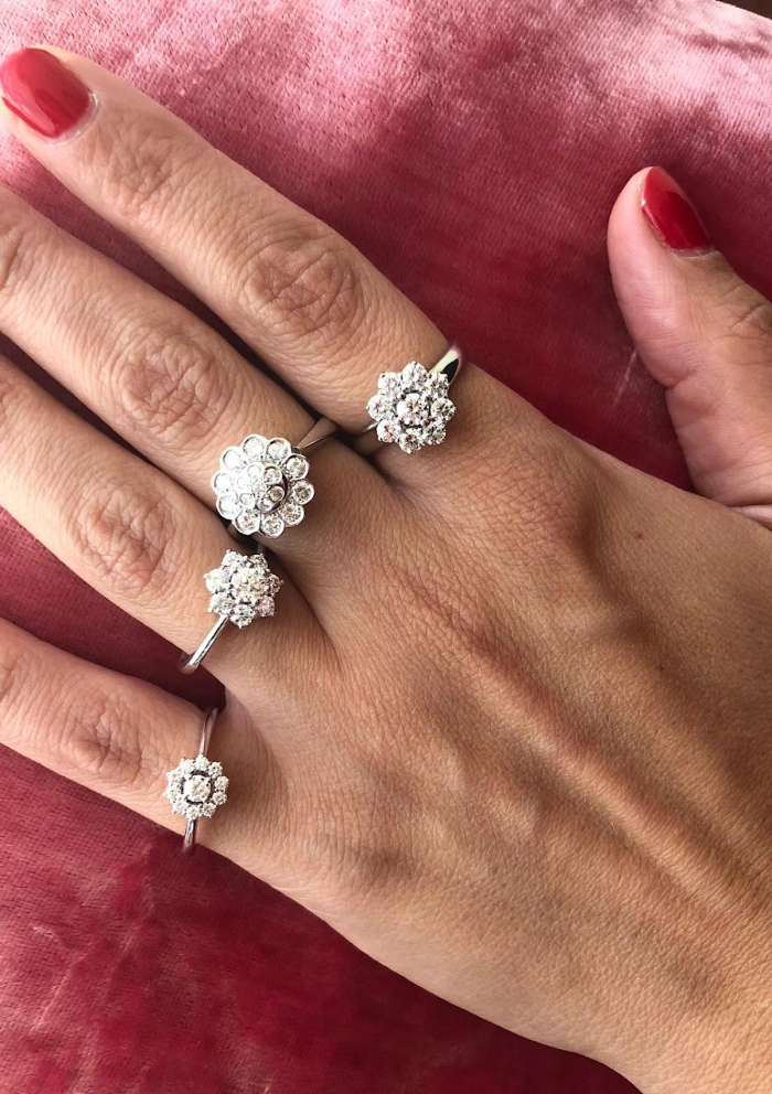 Anillo IRIA en oro blanco de 18K y roseta de diamantes|Anillos de Compromiso|Godiam Alta Joyería