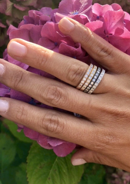 Bague demi alliance NEW YORK en or 18K carats et diamants.