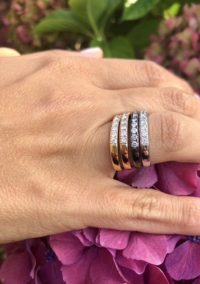 Bague demi alliance NEW YORK en or 18K carats et diamants.