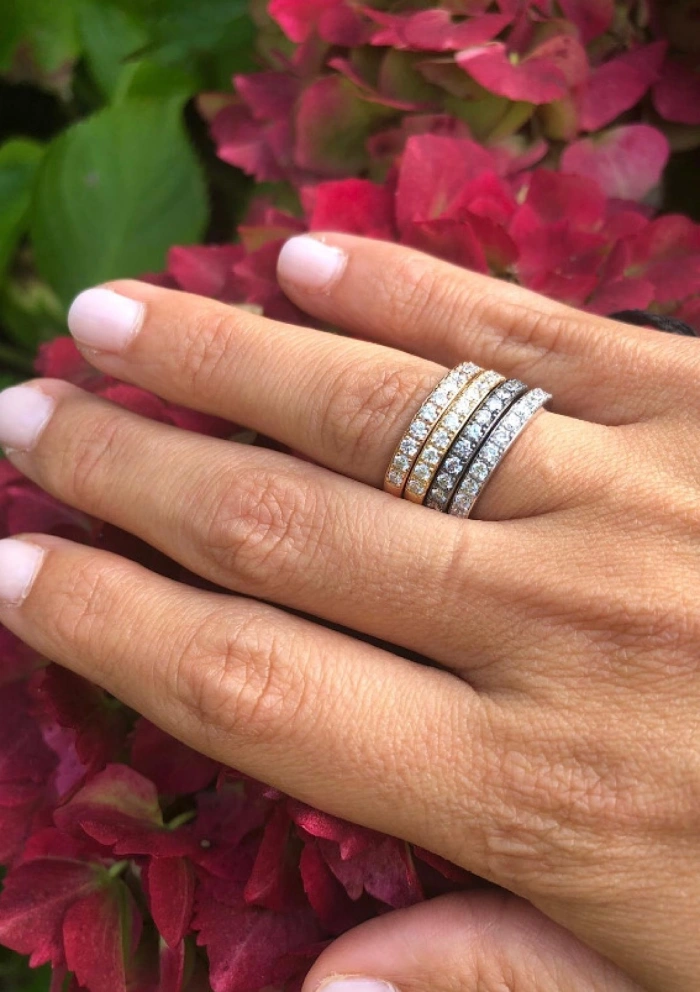 Bague demi alliance NEW YORK en or 18K carats et diamants.