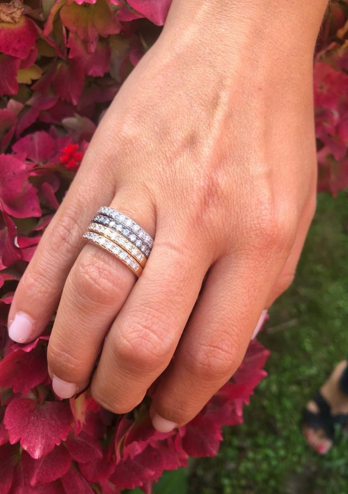 Bague demi alliance NEW YORK en or 18K carats et diamants.