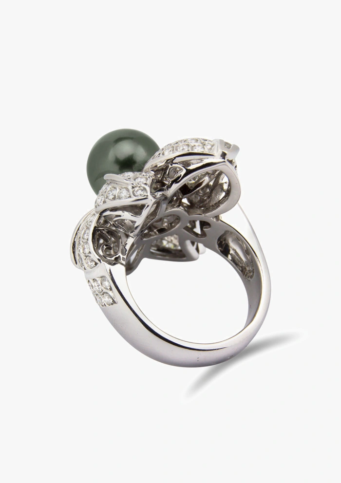 SOFÍA 18K white gold diamonds and tahitian pearl maxi ring.