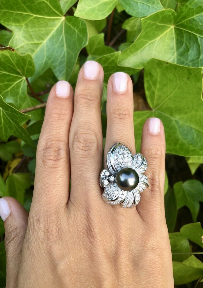 SOFÍA 18K white gold diamonds and tahitian pearl maxi ring.