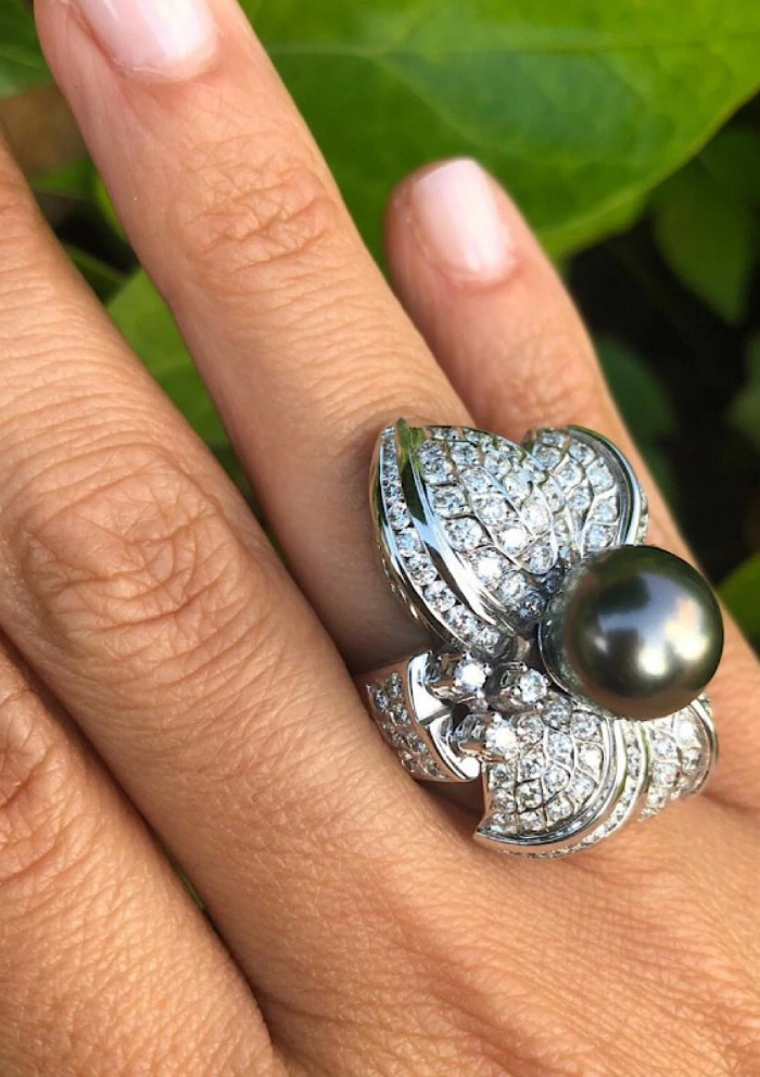 SOFÍA 18K white gold diamonds and tahitian pearl maxi ring.