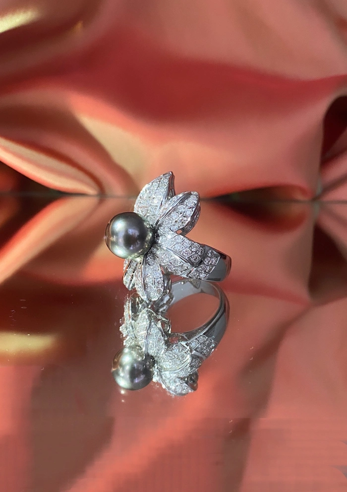 SOFÍA 18K white gold diamonds and tahitian pearl maxi ring.