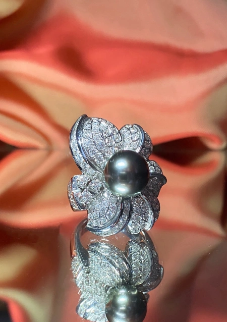 SOFÍA 18K white gold diamonds and tahitian pearl maxi ring.