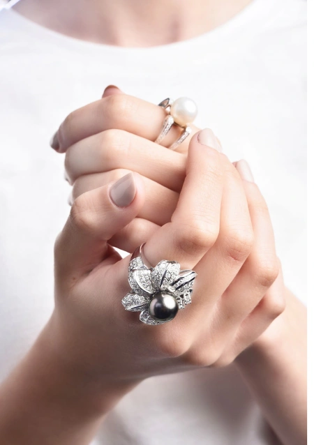 SOFÍA 18K white gold diamonds and tahitian pearl maxi ring.