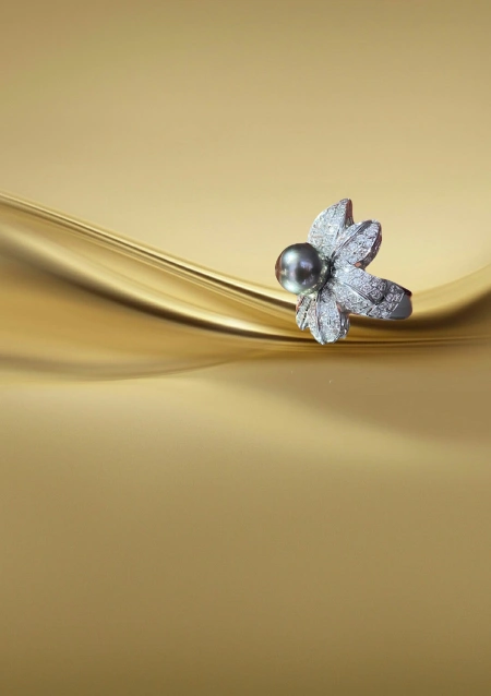 SOFÍA 18K white gold diamonds and tahitian pearl maxi ring.