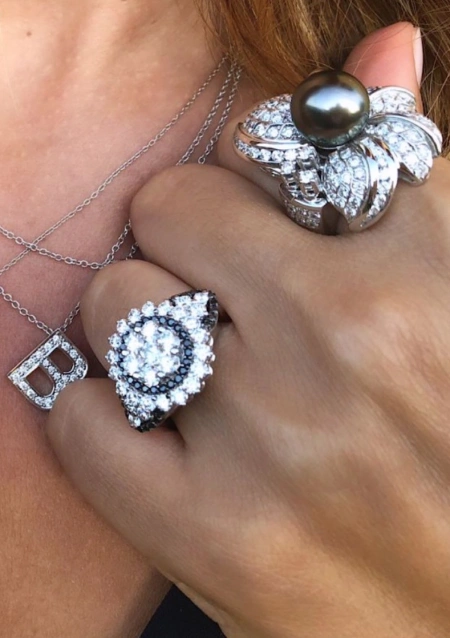 SOFÍA 18K white gold diamonds and tahitian pearl maxi ring.