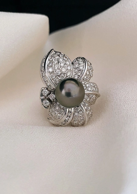 SOFÍA 18K white gold diamonds and tahitian pearl maxi ring.
