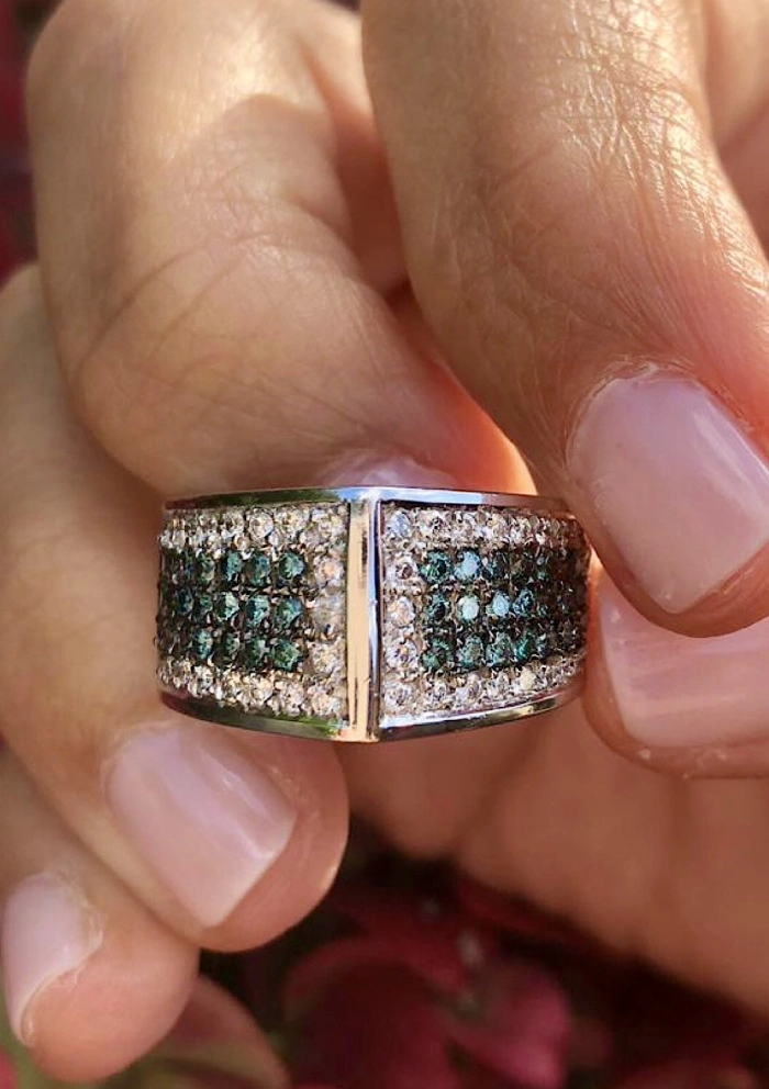Anillo KEOPS en oro blanco de 18K con diamantes blancos y azules|Anillos de Diamantes|Godiam Alta Joyería