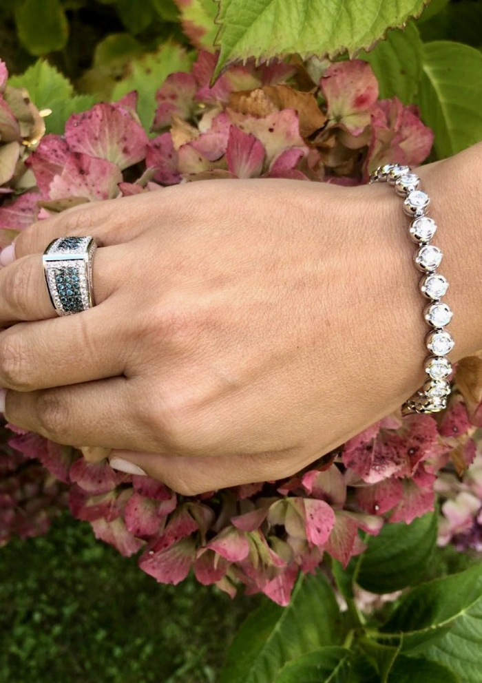 Anillo KEOPS en oro blanco de 18K con diamantes blancos y azules|Anillos de Diamantes|Godiam Alta Joyería
