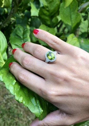Bague ROMA en or blanc 18K avec halo de diamants taille brillant et péridot taille ovale centrale 2