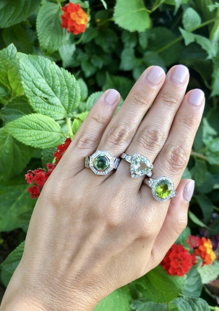 Bague ROMA en or blanc 18 carats avec diamants et péridot.