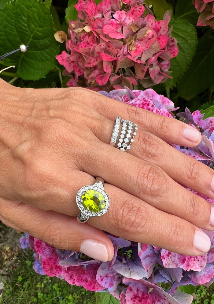 Bague ROMA en or blanc 18 carats avec diamants et péridot.
