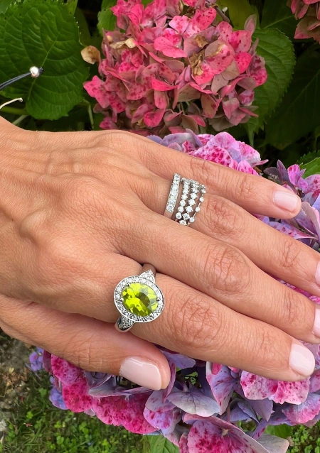 Bague ROMA en or blanc 18 carats avec diamants et péridot.