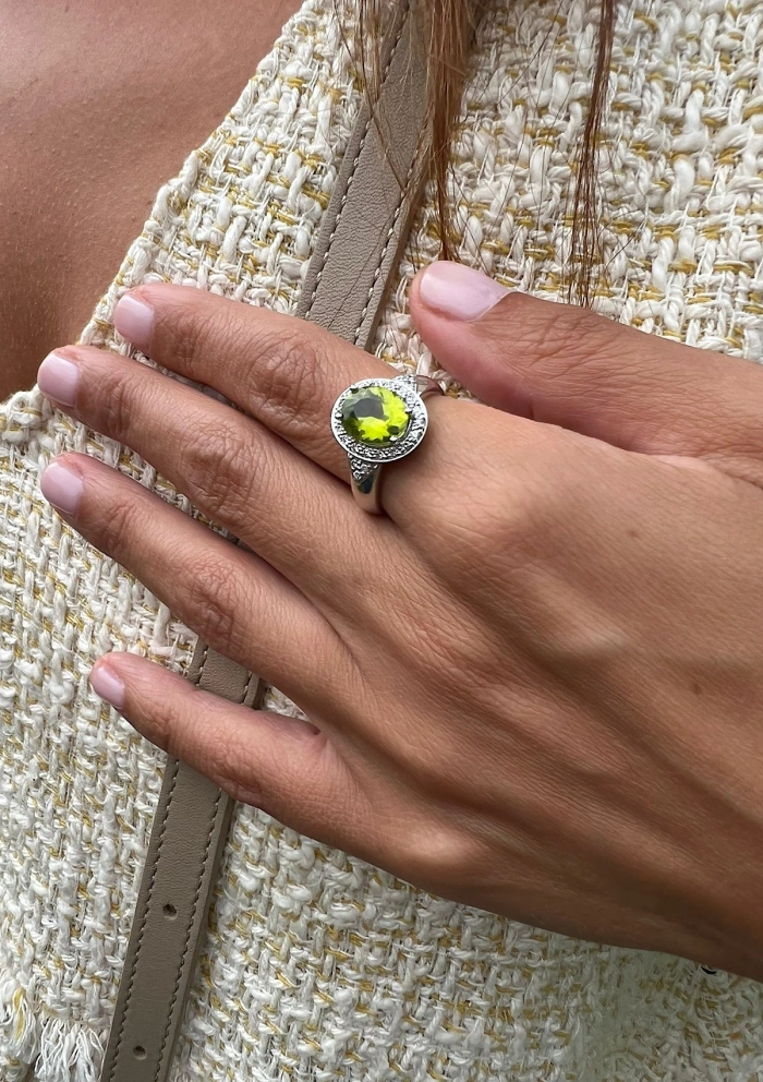 Bague ROMA en or blanc 18 carats avec diamants et péridot.